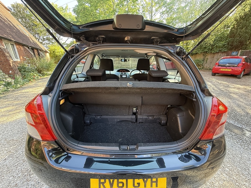 Toyota Yaris 1.33 Dual VVT-i T Spirit Hatchback 3dr Petrol Manual Euro 5 (s/s) (101 ps) - U10003323