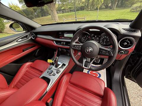 Alfa Romeo Stelvio 2.0T Veloce SUV 5dr Petrol Auto Q4 AWD Euro 6 (s/s) (280 ps) - U10003357