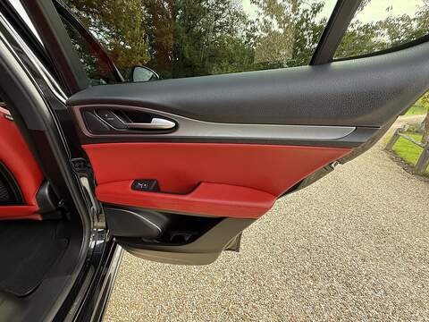 Alfa Romeo Stelvio 2.0T Veloce SUV 5dr Petrol Auto Q4 AWD Euro 6 (s/s) (280 ps) - U10003357