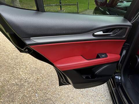 Alfa Romeo Stelvio 2.0T Veloce SUV 5dr Petrol Auto Q4 AWD Euro 6 (s/s) (280 ps) - U10003357