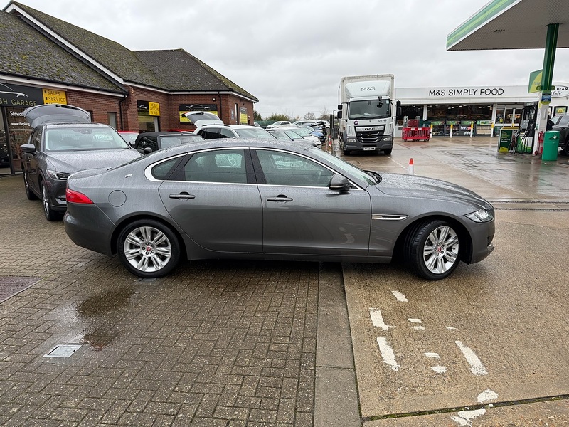 Jaguar XF 2.0d Portfolio Saloon 4dr Diesel Auto AWD Euro 6 (s/s) (240 ps) - U10003390
