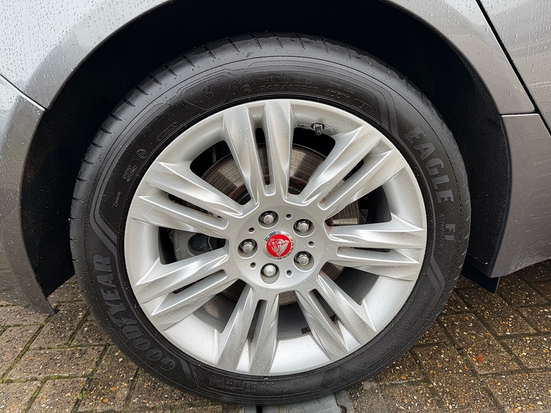 Jaguar XF 2.0d Portfolio Saloon 4dr Diesel Auto AWD Euro 6 (s/s) (240 ps) - U10003390