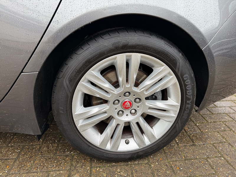 Jaguar XF 2.0d Portfolio Saloon 4dr Diesel Auto AWD Euro 6 (s/s) (240 ps) - U10003390