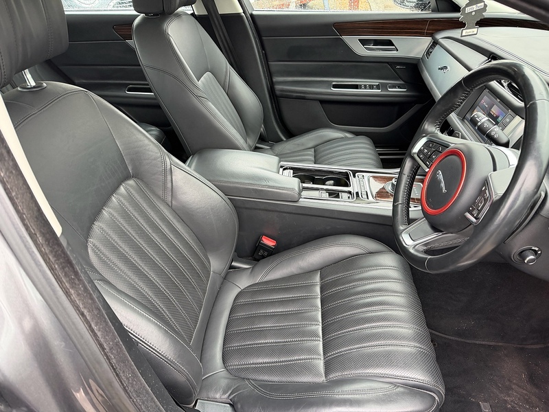 Jaguar XF 2.0d Portfolio Saloon 4dr Diesel Auto AWD Euro 6 (s/s) (240 ps) - U10003390