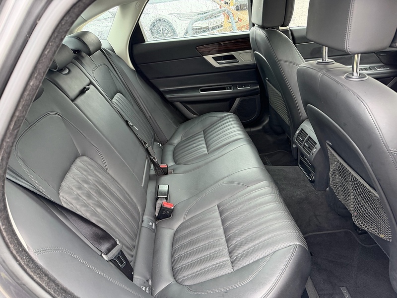 Jaguar XF 2.0d Portfolio Saloon 4dr Diesel Auto AWD Euro 6 (s/s) (240 ps) - U10003390