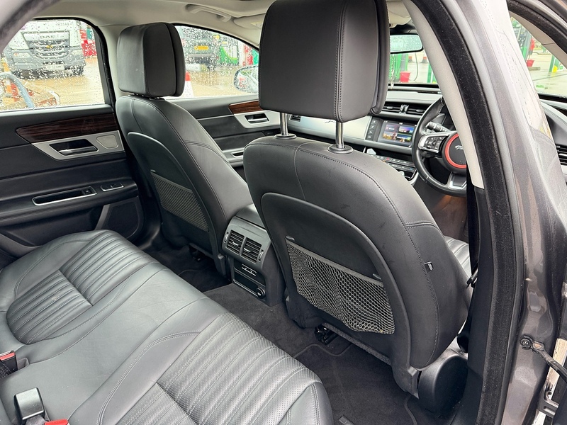 Jaguar XF 2.0d Portfolio Saloon 4dr Diesel Auto AWD Euro 6 (s/s) (240 ps) - U10003390