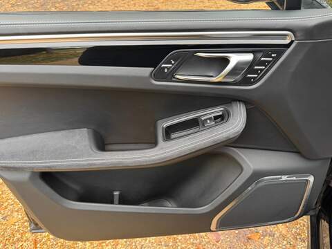 Porsche Macan 3.0T V6 GTS SUV 5dr Petrol PDK 4WD Euro 6 (s/s) (360 ps) - U10003496