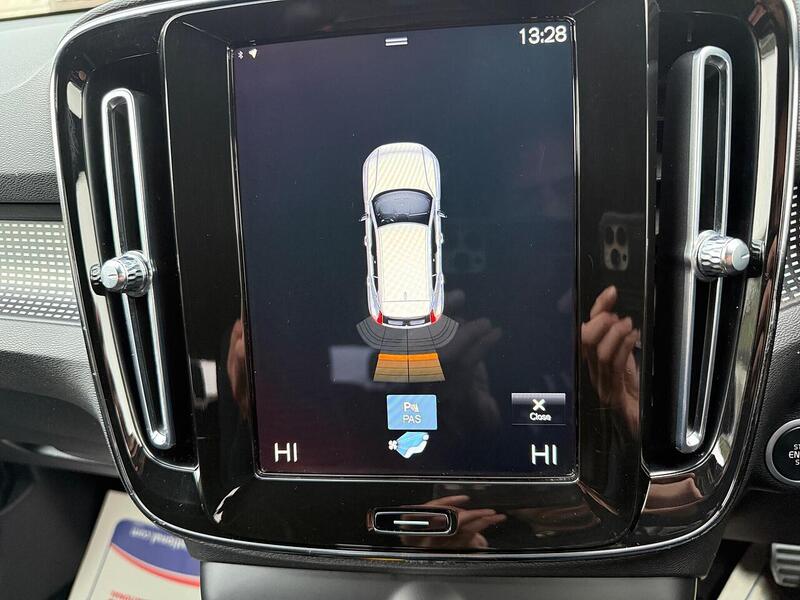 Volvo XC40 2.0 B4 MHEV R-Design SUV 5dr Petrol Hybrid Auto Euro 6 (s/s) (197 ps) - U10003515