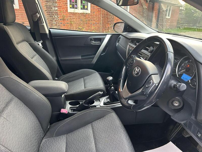 Toyota Auris 1.6 V-Matic Icon Plus Hatchback 5dr Petrol Manual Euro 5 (132 ps) - U10003606