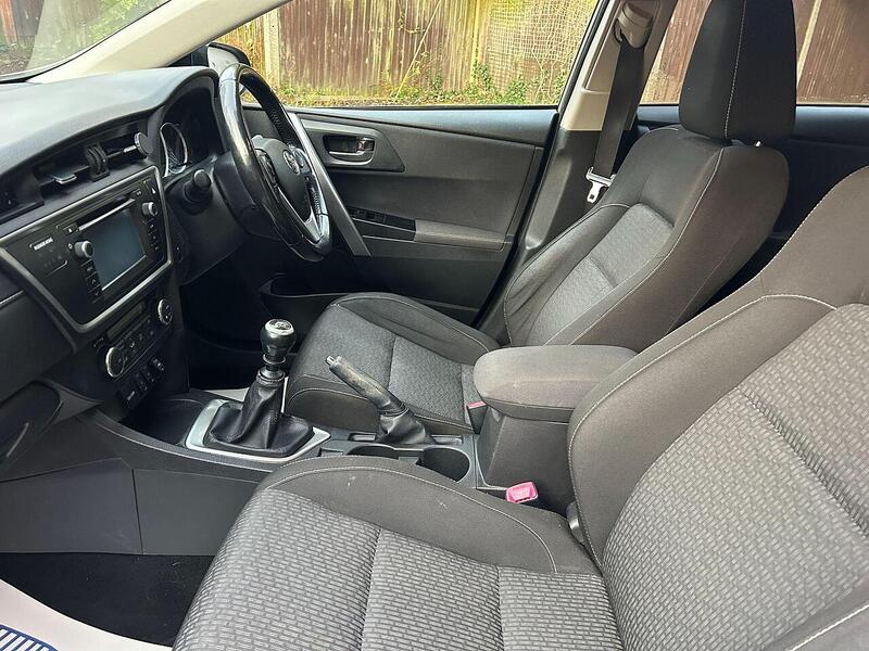 Toyota Auris 1.6 V-Matic Icon Plus Hatchback 5dr Petrol Manual Euro 5 (132 ps) - U10003606