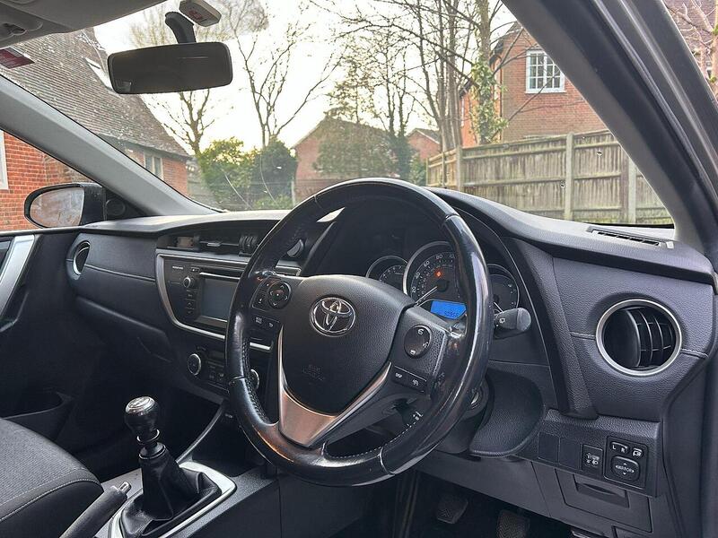 Toyota Auris 1.6 V-Matic Icon Plus Hatchback 5dr Petrol Manual Euro 5 (132 ps) - U10003606