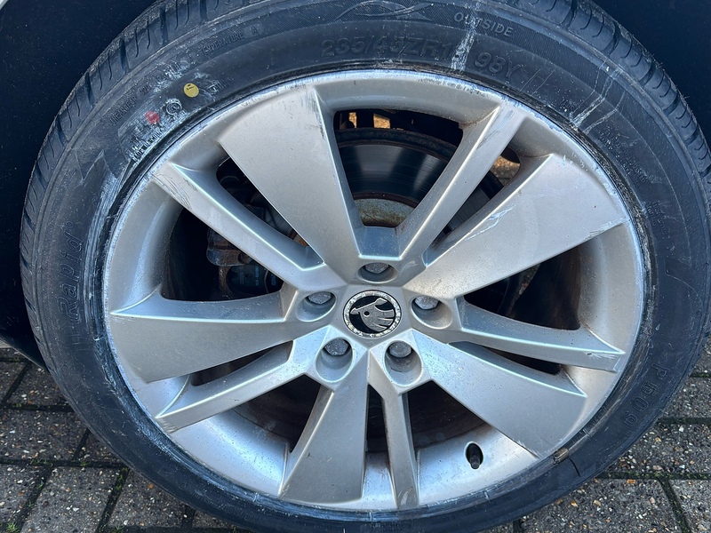 Skoda Superb 2.0 TDI SE L Executive Estate 5dr Diesel DSG 4WD Euro 6 (s/s) (190 ps) - U10003620