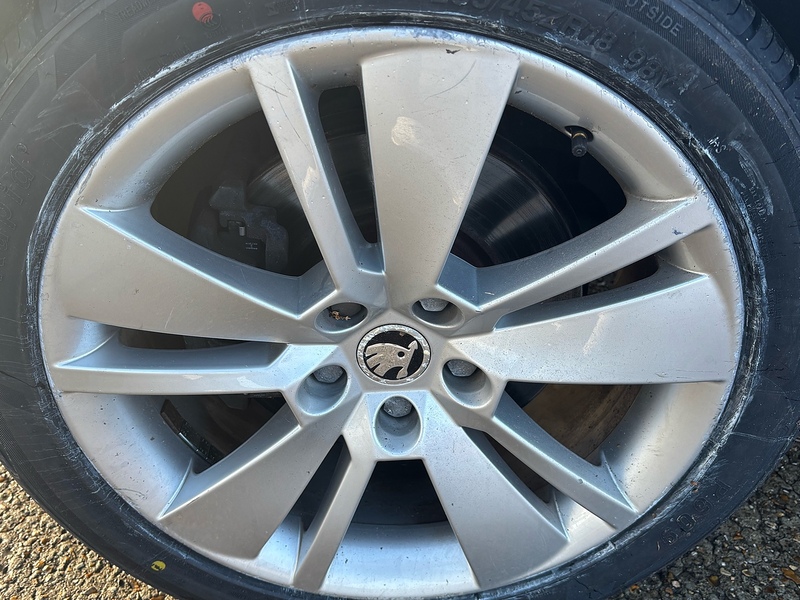 Skoda Superb 2.0 TDI SE L Executive Estate 5dr Diesel DSG 4WD Euro 6 (s/s) (190 ps) - U10003620