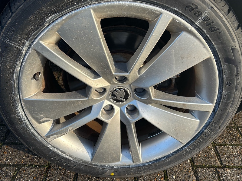 Skoda Superb 2.0 TDI SE L Executive Estate 5dr Diesel DSG 4WD Euro 6 (s/s) (190 ps) - U10003620