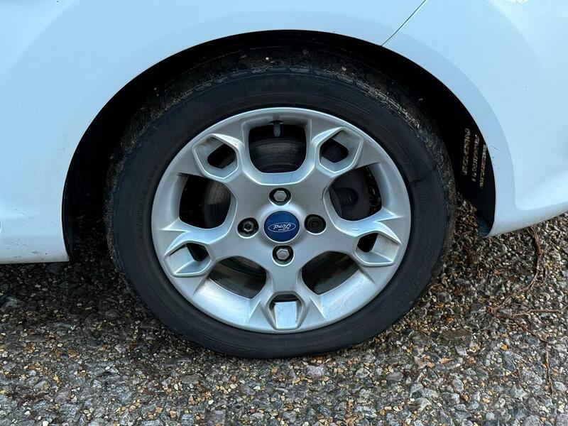 Ford Fiesta 1.25 Zetec Hatchback 5dr Petrol Manual (129 g/km, 81 bhp) - U10003641