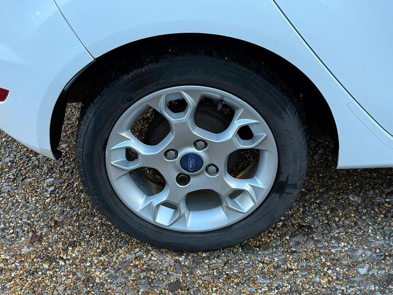 Ford Fiesta 1.25 Zetec Hatchback 5dr Petrol Manual (129 g/km, 81 bhp) - U10003641