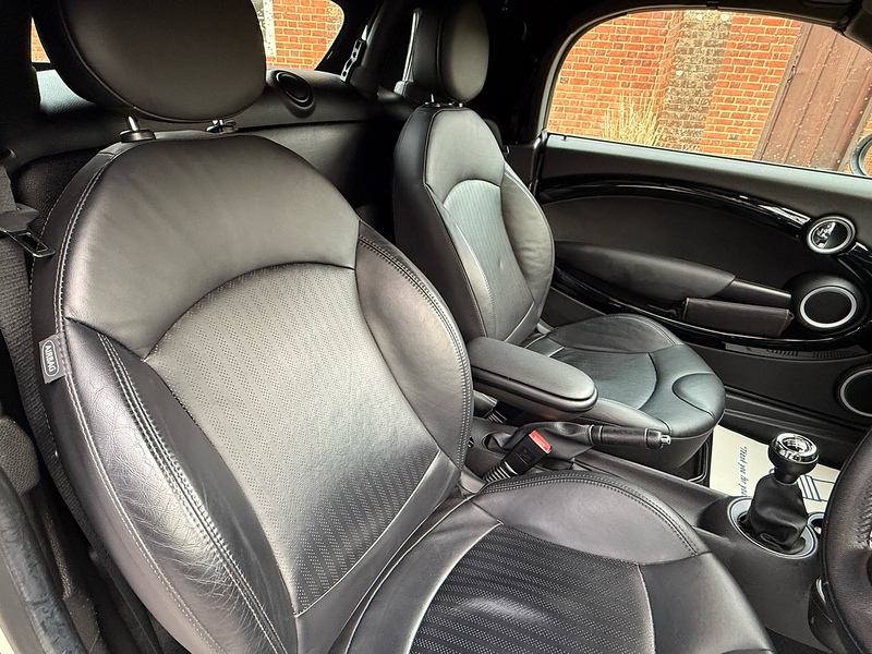 MINI Roadster 1.6 Cooper Convertible 2dr Petrol Manual Euro 6 (s/s) (122 ps) - U10003648