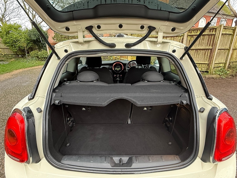 MINI Hatch 1.5 Cooper Hatchback 3dr Petrol Auto Euro 6 (s/s) (136 ps) - U10003732