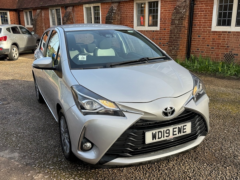 Toyota Yaris 1.5 VVT-i Icon Tech Hatchback 5dr Petrol Manual Euro 6 (111 ps) - U10003743