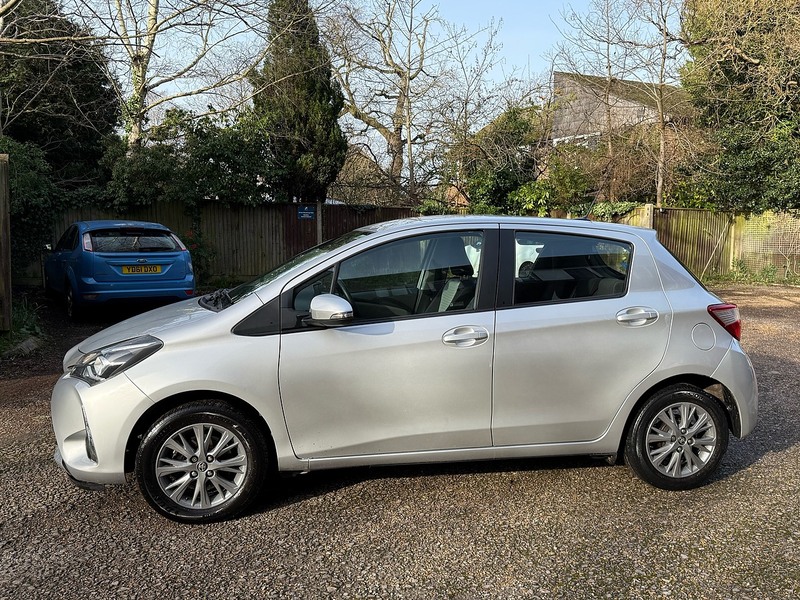 Toyota Yaris 1.5 VVT-i Icon Tech Hatchback 5dr Petrol Manual Euro 6 (111 ps) - U10003743