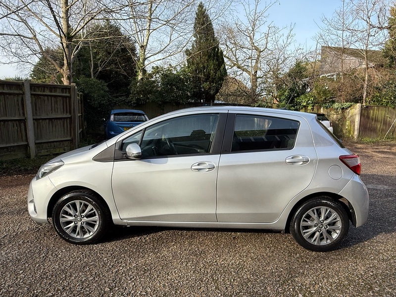 Toyota Yaris 1.5 VVT-i Icon Tech Hatchback 5dr Petrol Manual Euro 6 (111 ps) - U10003743