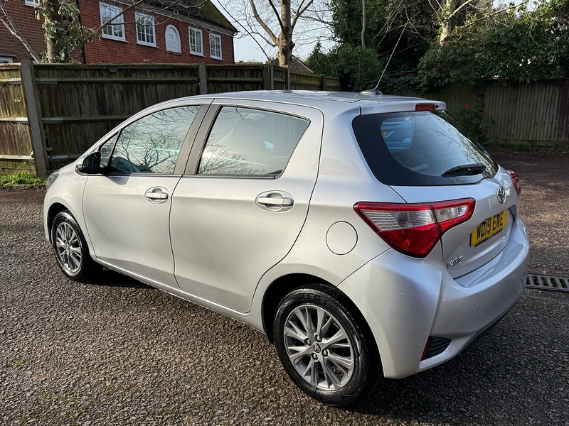 Toyota Yaris 1.5 VVT-i Icon Tech Hatchback 5dr Petrol Manual Euro 6 (111 ps) - U10003743