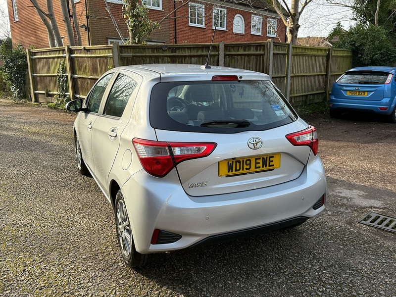 Toyota Yaris 1.5 VVT-i Icon Tech Hatchback 5dr Petrol Manual Euro 6 (111 ps) - U10003743