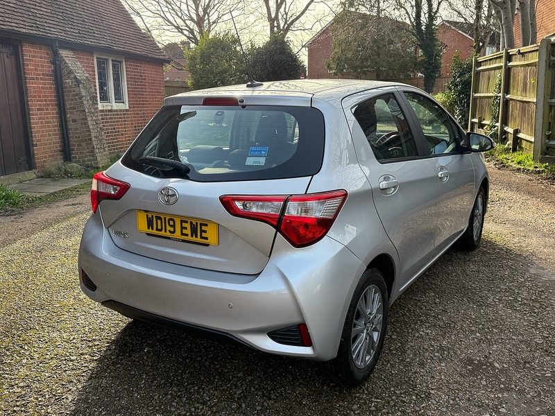 Toyota Yaris 1.5 VVT-i Icon Tech Hatchback 5dr Petrol Manual Euro 6 (111 ps) - U10003743