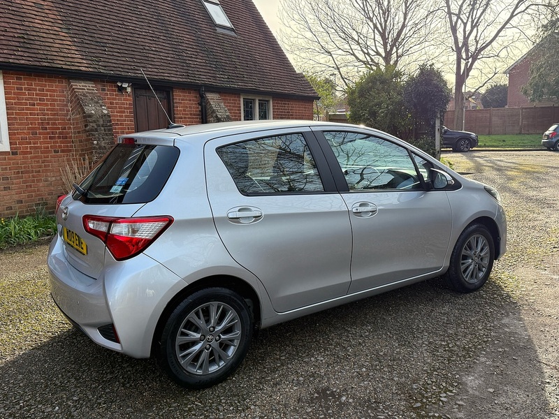 Toyota Yaris 1.5 VVT-i Icon Tech Hatchback 5dr Petrol Manual Euro 6 (111 ps) - U10003743