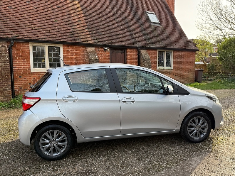 Toyota Yaris 1.5 VVT-i Icon Tech Hatchback 5dr Petrol Manual Euro 6 (111 ps) - U10003743