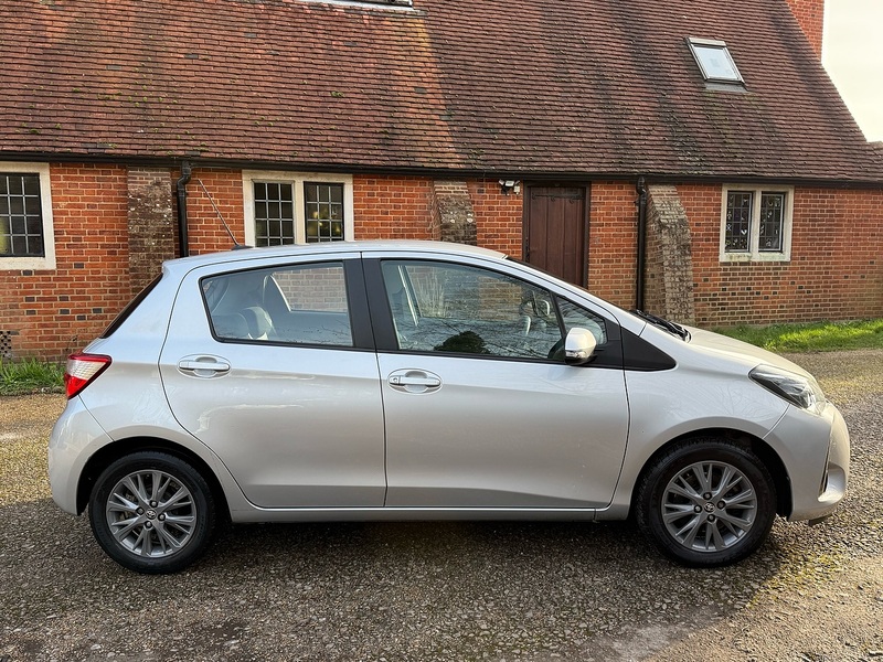 Toyota Yaris 1.5 VVT-i Icon Tech Hatchback 5dr Petrol Manual Euro 6 (111 ps) - U10003743
