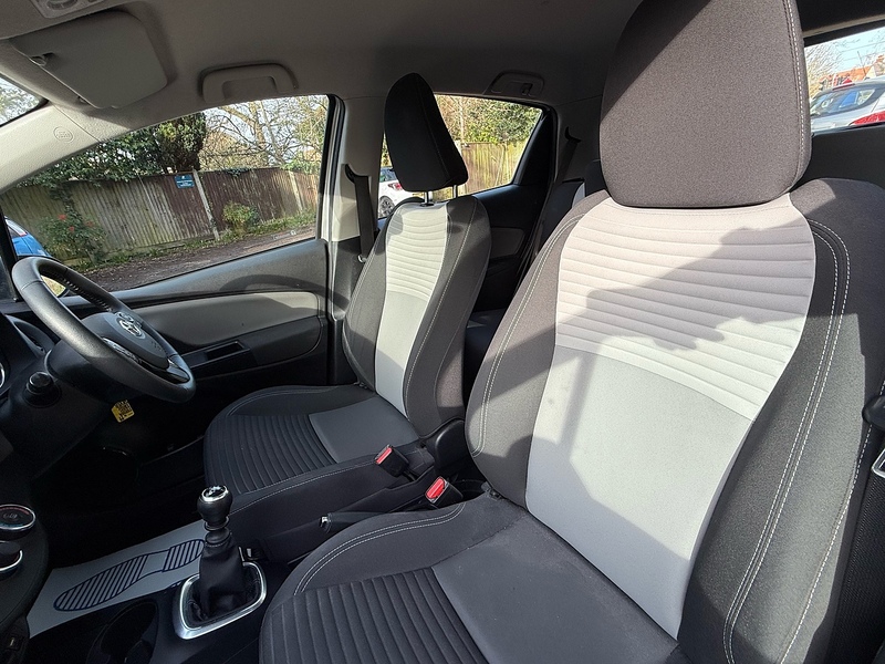 Toyota Yaris 1.5 VVT-i Icon Tech Hatchback 5dr Petrol Manual Euro 6 (111 ps) - U10003743