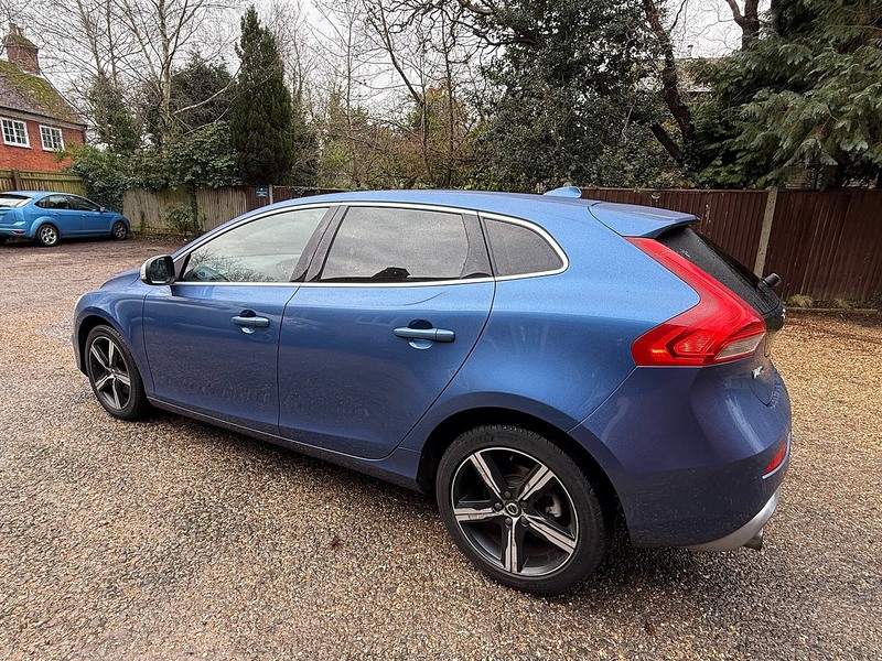 Volvo V40 2.0 T2 R-Design Nav Plus Euro 6 (s/s) 5dr - U10003748