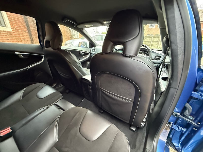 Volvo V40 2.0 T2 R-Design Nav Plus Euro 6 (s/s) 5dr - U10003748