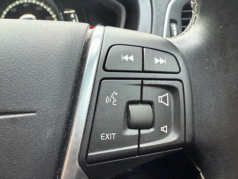 Volvo V40 2.0 T2 R-Design Nav Plus Euro 6 (s/s) 5dr - U10003748