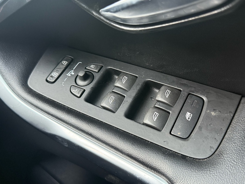 Volvo V40 2.0 T2 R-Design Nav Plus Euro 6 (s/s) 5dr - U10003748