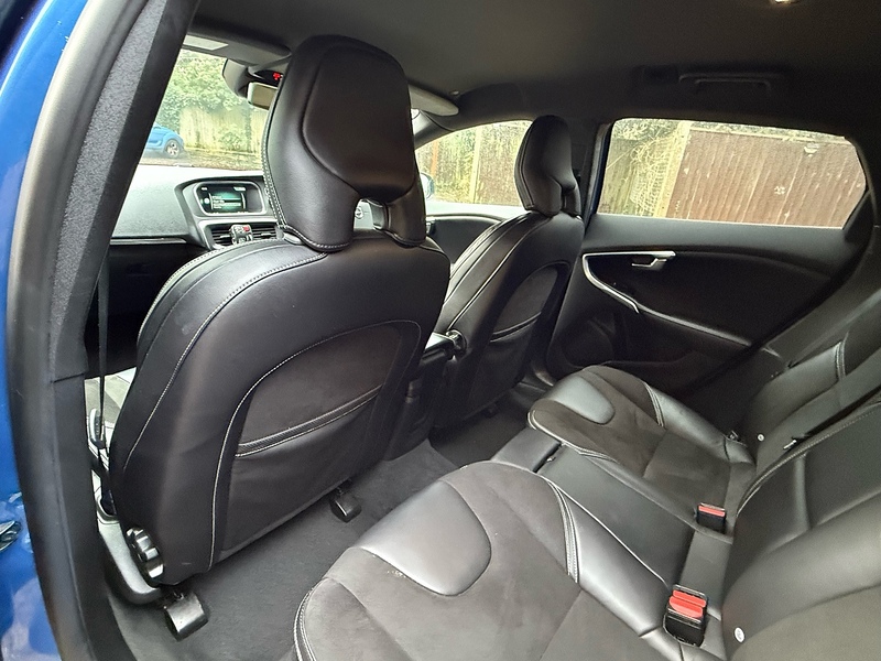 Volvo V40 2.0 T2 R-Design Nav Plus Euro 6 (s/s) 5dr - U10003748