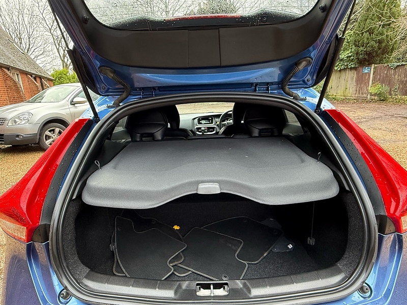 Volvo V40 2.0 T2 R-Design Nav Plus Euro 6 (s/s) 5dr - U10003748