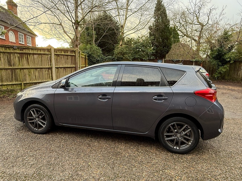 Toyota Auris 1.6 V-Matic Icon Plus Hatchback 5dr Petrol Manual Euro 5 (132 ps) - U10003756