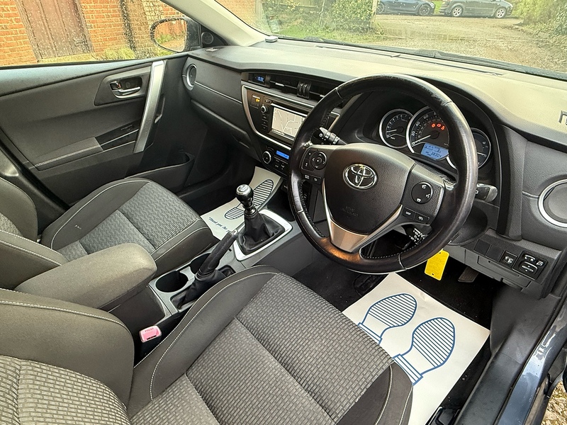 Toyota Auris 1.6 V-Matic Icon Plus Hatchback 5dr Petrol Manual Euro 5 (132 ps) - U10003756