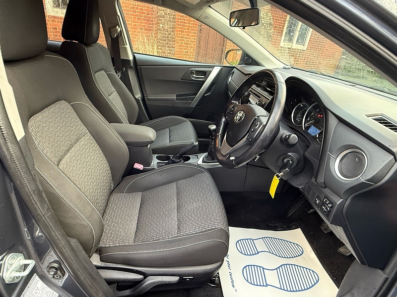 Toyota Auris 1.6 V-Matic Icon Plus Hatchback 5dr Petrol Manual Euro 5 (132 ps) - U10003756