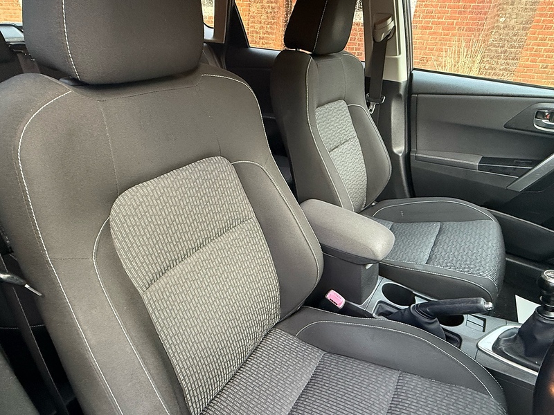 Toyota Auris 1.6 V-Matic Icon Plus Hatchback 5dr Petrol Manual Euro 5 (132 ps) - U10003756