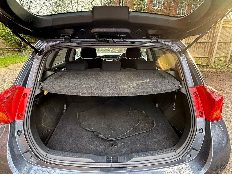 Toyota Auris 1.6 V-Matic Icon Plus Hatchback 5dr Petrol Manual Euro 5 (132 ps) - U10003756