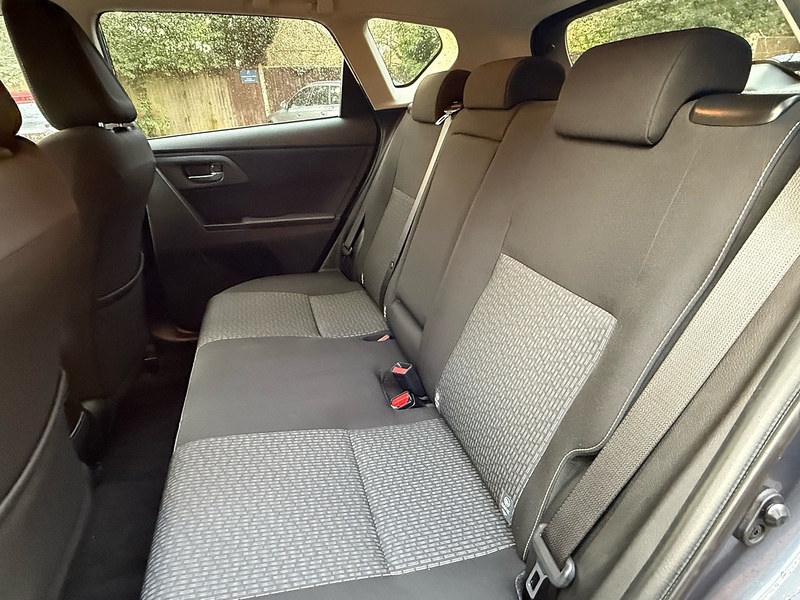 Toyota Auris 1.6 V-Matic Icon Plus Hatchback 5dr Petrol Manual Euro 5 (132 ps) - U10003756