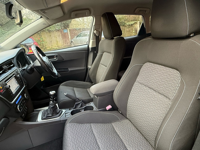 Toyota Auris 1.6 V-Matic Icon Plus Hatchback 5dr Petrol Manual Euro 5 (132 ps) - U10003756