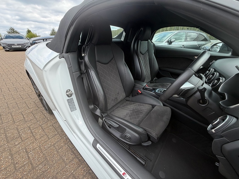 Audi TT 2.0 TFSI 40 Black Edition Roadster 2dr Petrol S Tronic Euro 6 (s/s) (197 ps) - U10003763