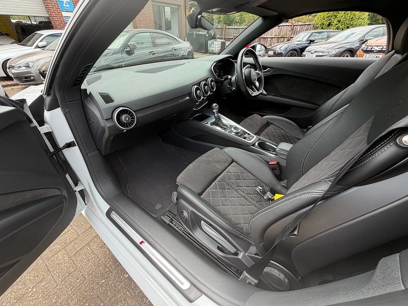 Audi TT 2.0 TFSI 40 Black Edition Roadster 2dr Petrol S Tronic Euro 6 (s/s) (197 ps) - U10003763