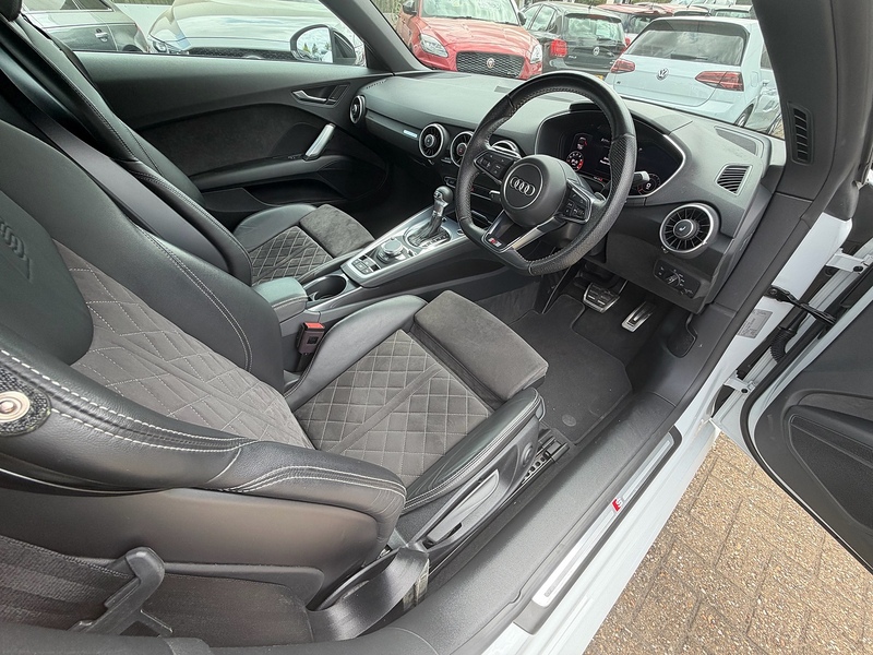 Audi TT 2.0 TFSI 40 Black Edition Roadster 2dr Petrol S Tronic Euro 6 (s/s) (197 ps) - U10003763