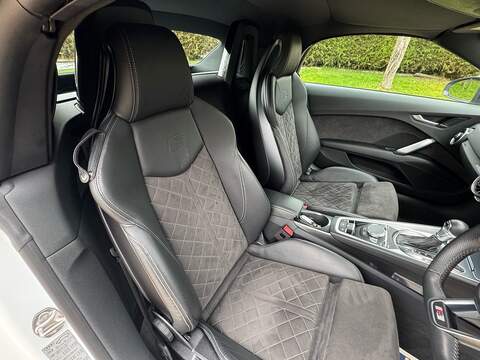 Audi TT 2.0 TFSI 40 Black Edition Roadster 2dr Petrol S Tronic Euro 6 (s/s) (197 ps) - U10003763