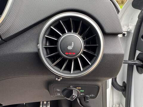 Audi TT 2.0 TFSI 40 Black Edition Roadster 2dr Petrol S Tronic Euro 6 (s/s) (197 ps) - U10003763